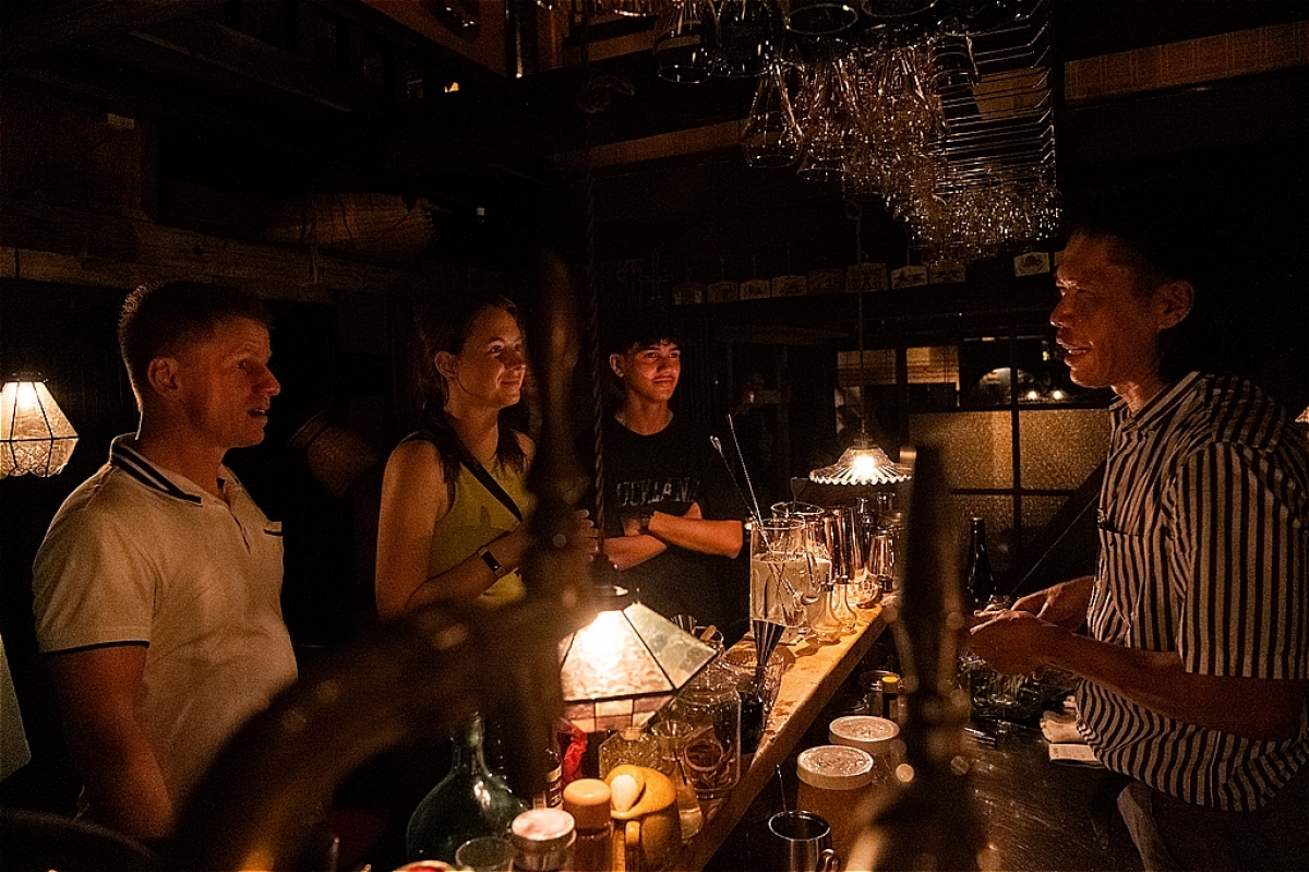 BAR - YU: A bar in Hida Takayama 
where foreign tourists gather night after night. 
- Part 1 -