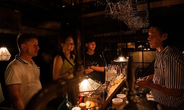 BAR - YU: A bar in Hida Takayama 
where foreign tourists gather night after night. 
- Part 1 -