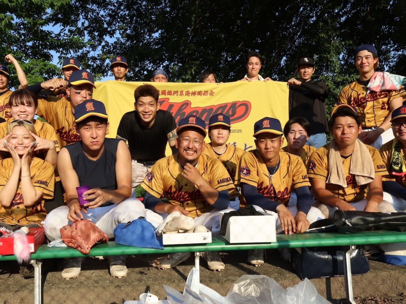 「Athenas」チームメンバーと。お察しの通り、チーム名は『聖闘士星矢』から。「ユニフォームはもちろん、ゴールドクロスを意識した金色！」。