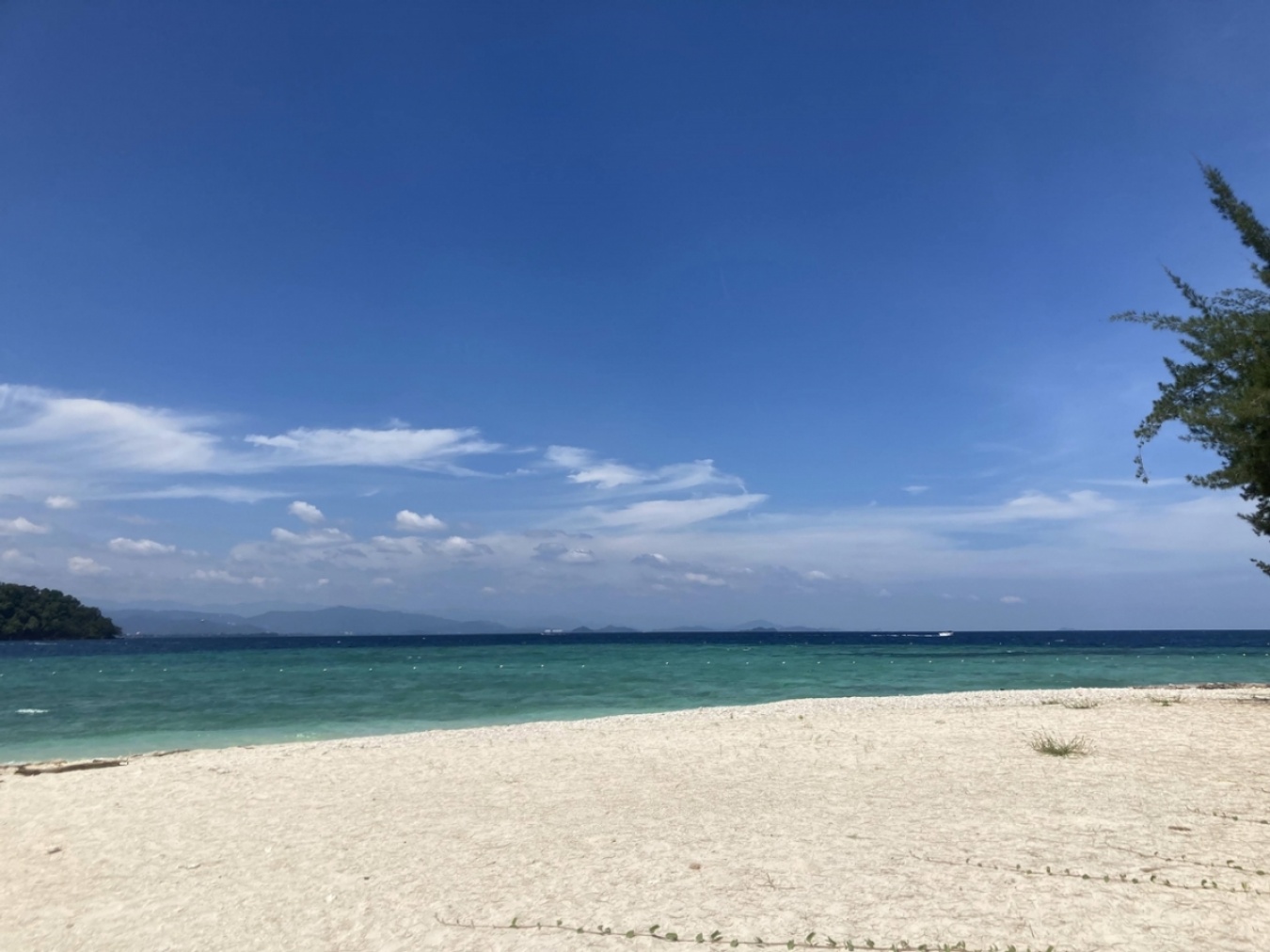 東マレーシア・ボルネオ島のビーチ。