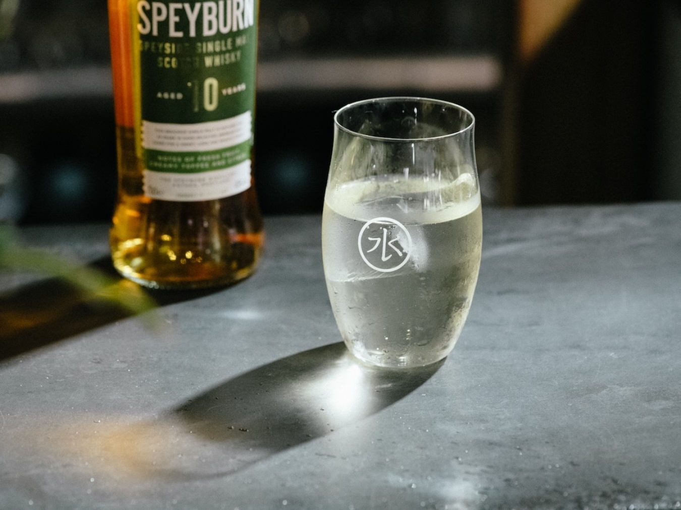 「無限に飲める」とおすすめしてくれたSPEYBURNの「おいしい水」割り。ヒノキの芳香蒸留水を加えてアクセントに。