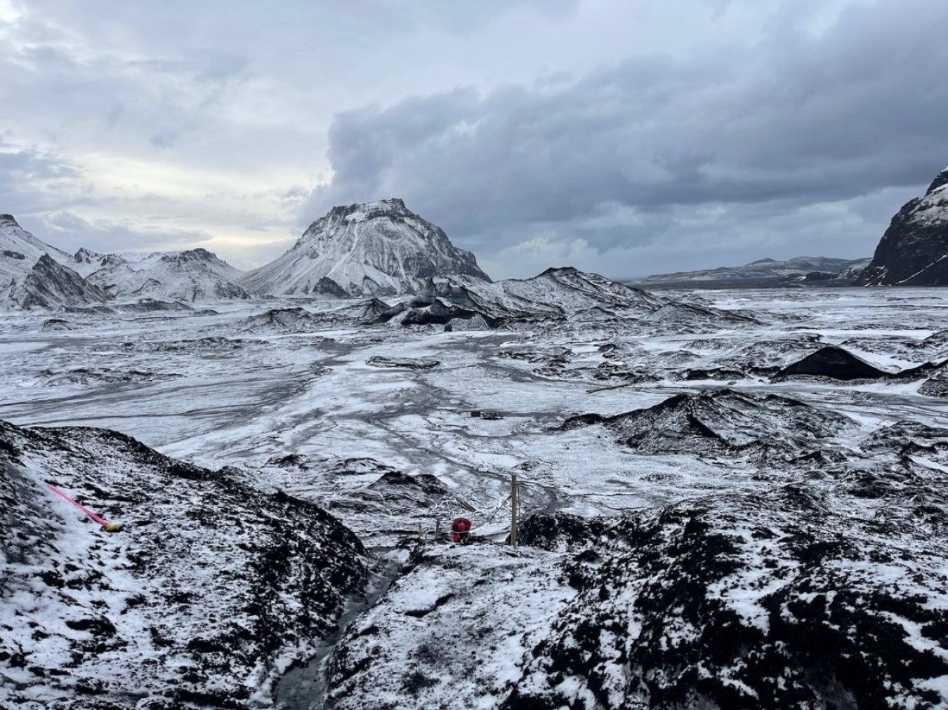 火山灰に覆われたアイスランドの氷河。厳しい環境が「ブレニヴィン」を生む。