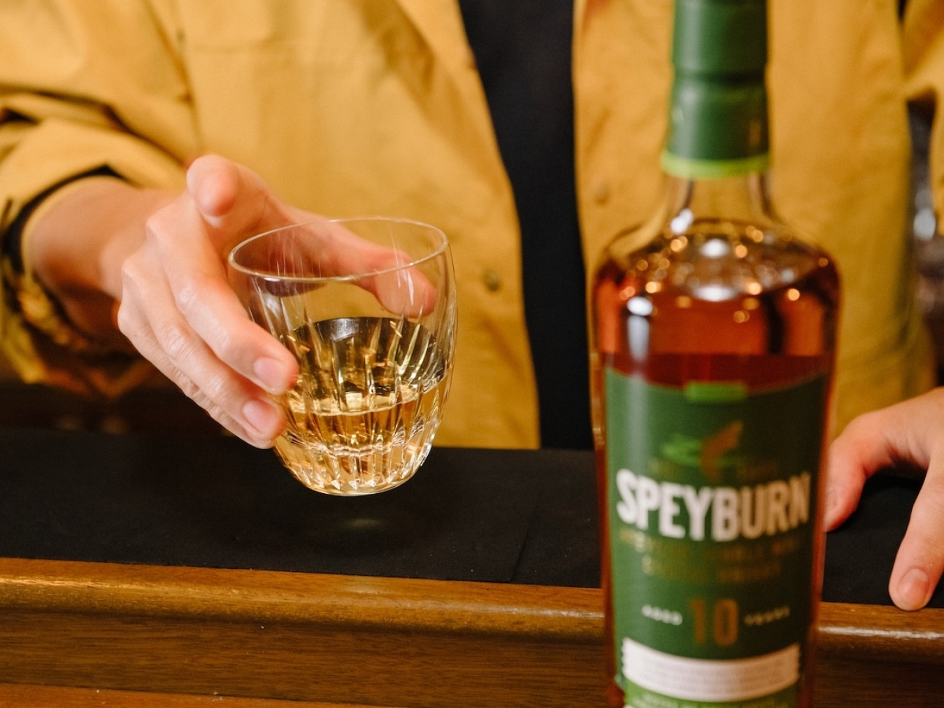 仲市流SPEYBURNのおいしい飲み方を、ロックグラスで提案。ぜひ山のなかでお試しください！