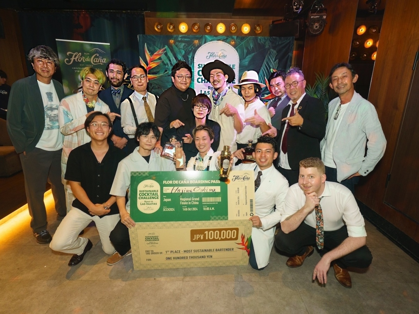 10名のファイナリストと審査員のみなさん。
