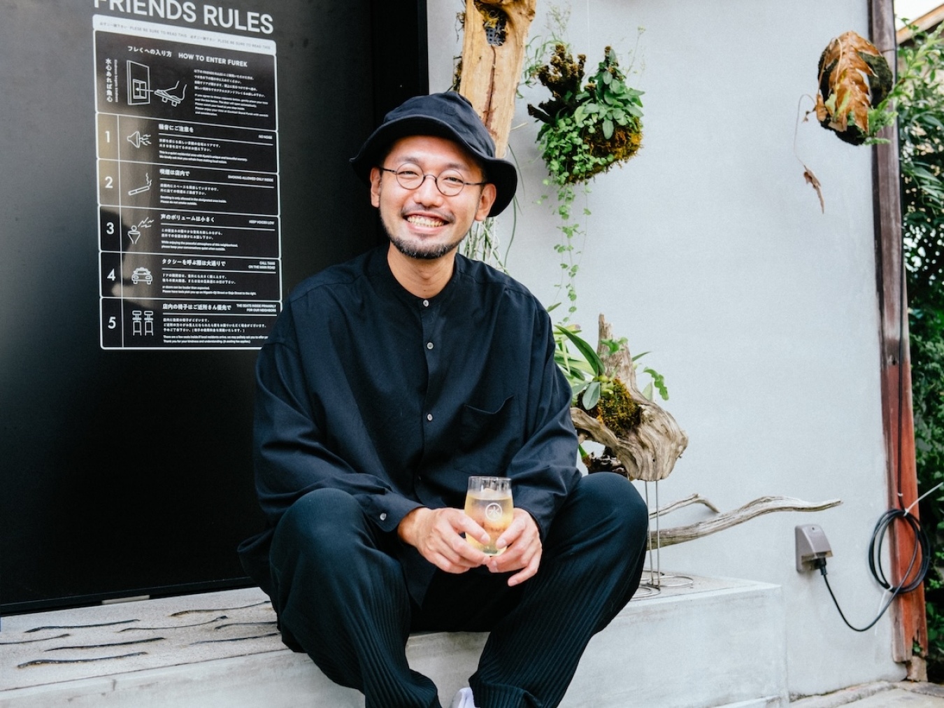 お水取りにハマったという齋藤さん。店内には自家製芳香蒸留水のボトルがずらり！