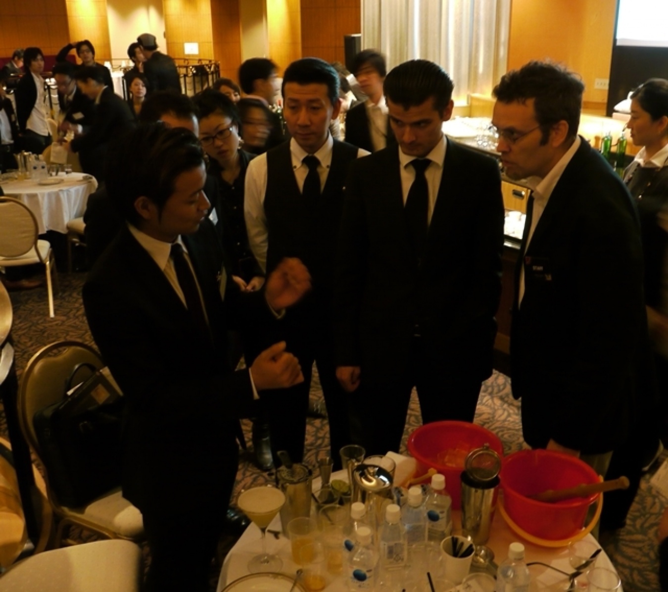 参加者が仕上げた創作カクテルについて、熱心に耳を傾ける大竹氏とロリンツ氏。