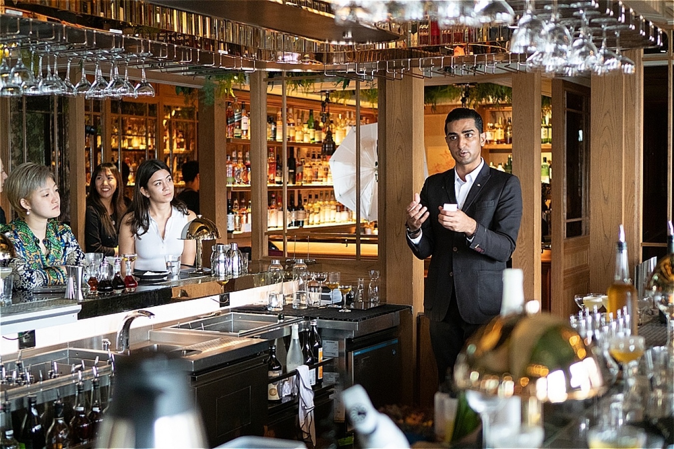 各国メディアに対して、焼酎と泡盛への愛を熱く語る「The Aubrey」（17位）のデベンダー・セガール（Devender Sehgal）。