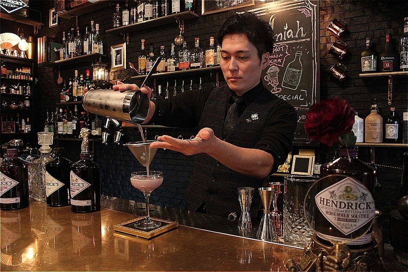 「Jeremiah」ヘッドバーテンダーの市川寛さん。※実際の営業中はマスクを着用して接客対応しています。
