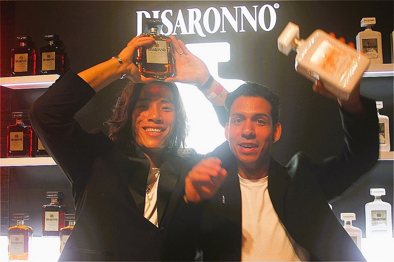 「ディサローノ」ブースに立ったAlfred ZzさんとPedro Monteroさん。