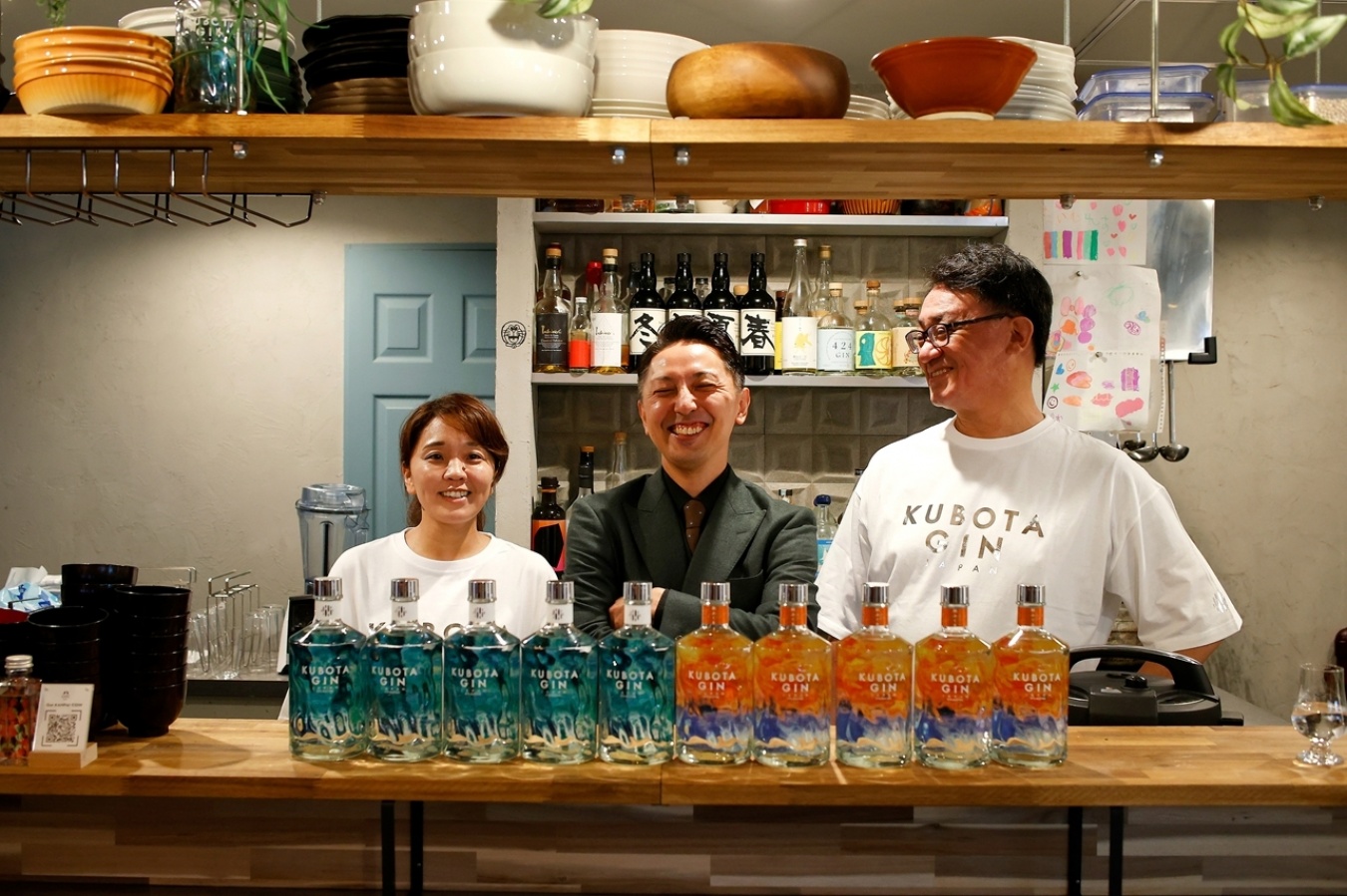 左から、蒸留家の市川絵梨さん、ブランドアンバサダーの加曽利信吾さん、開発責任者の田村博康さん。