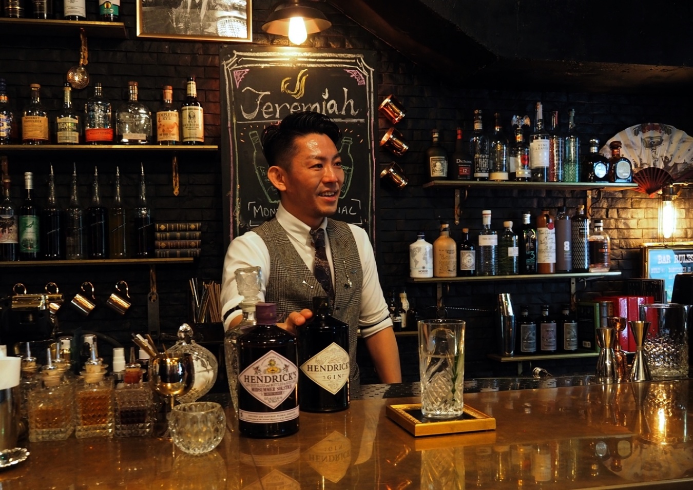 「Jeremiah」オーナーバーテンダーの山本圭介さん。※実際の営業中はマスクを着用して接客対応しています。