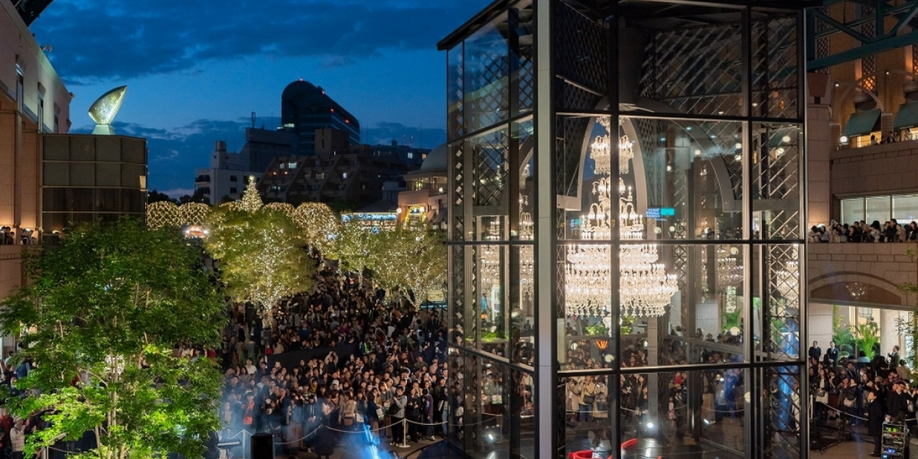 最高のバカラシャンデリアビュー
期間限定バーが恵比寿に登場！
