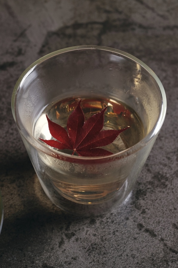 「KUBOTA GIN 秋ふくる」のお湯割りに、チョコレートビターズを加えたオリジナルカクテル「AKI」。