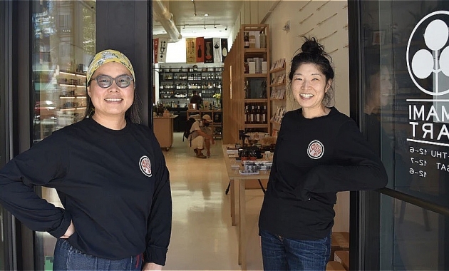 Bringing Japanese bar tools and sake to America! 
The passionate challenge of two Japanese-American women. 